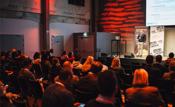 Event fuer interne Kommunikation im Ankersaal in Wien - talks at work - butterbrot - LOLYO Mitarbeiter-App - Begeisterte Besucher aus HR, iK, PR und Employer Branding