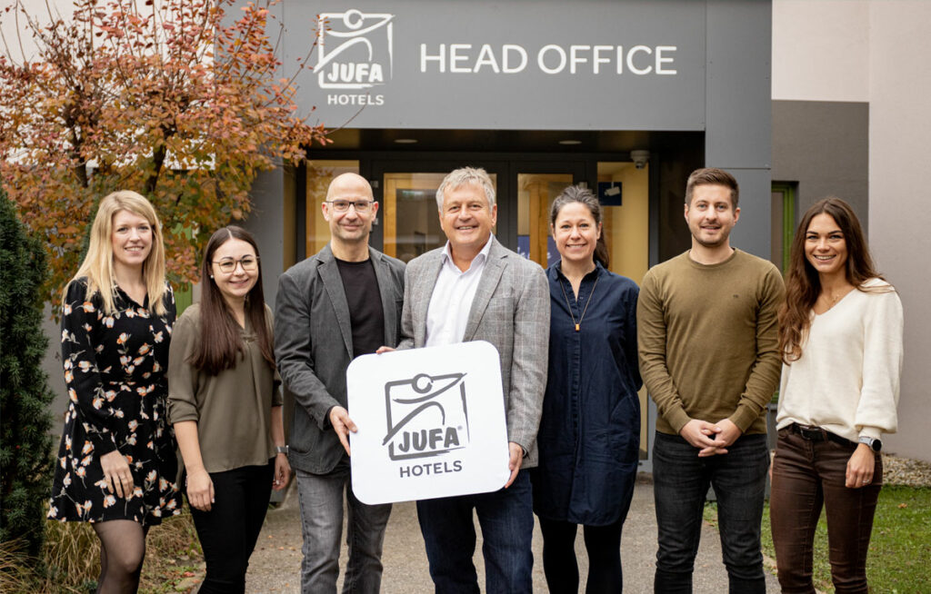 Das Projektteam der JUFA Mitarbeiter-App von LOLYO Foto di gruppo tra il CEO di lolyo e quello di Jufa hotels