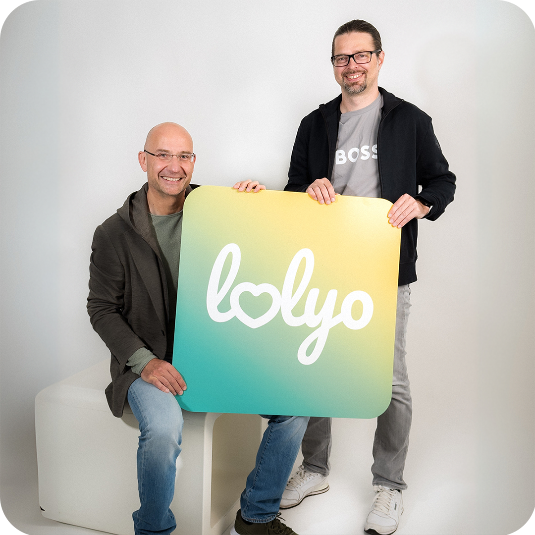 LOLYO Mitarbeiter-App Geschaeftsfuehrung - CEO Thomas Moerth, CTO Martin Guess mit LOLYO App-Icon