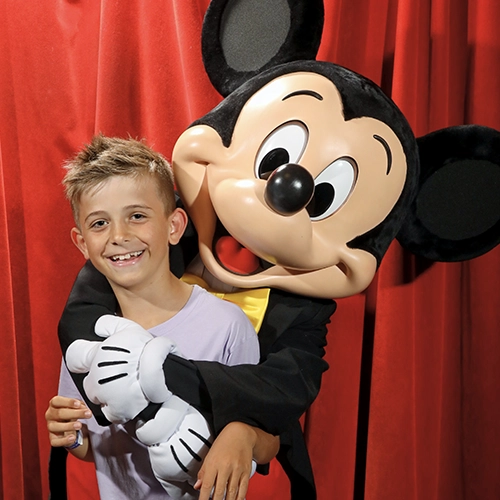 Make-A-Wish Österreich nutzt die Mitarbeiter-App für Wunscherfüllung schwerkranker Kinder, zB einen Besuch bei Mickey Mouse