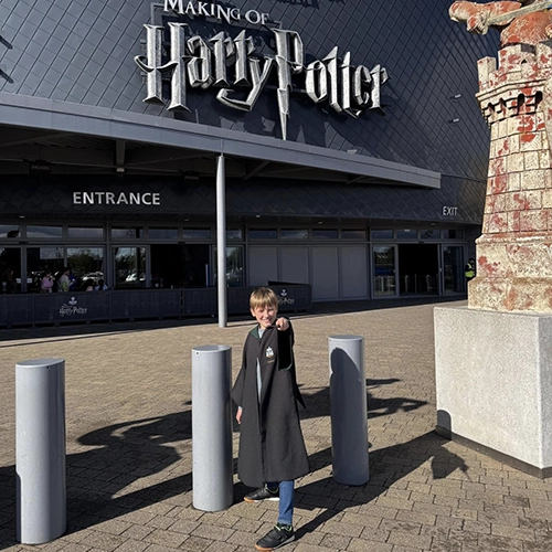 Wunscherfüllung für schwerstkranke Kinder durch Make-A-Wish Deutschland, wie zum Beispiel hier für Connor, werden von der Mitarbeiter-App LOLYO unterstützt.