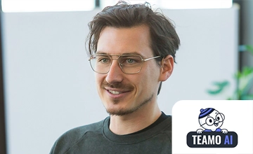 Mitarbeiter-App Partner Paul Stanzenberger - Teamo AI - Portraet + Logo