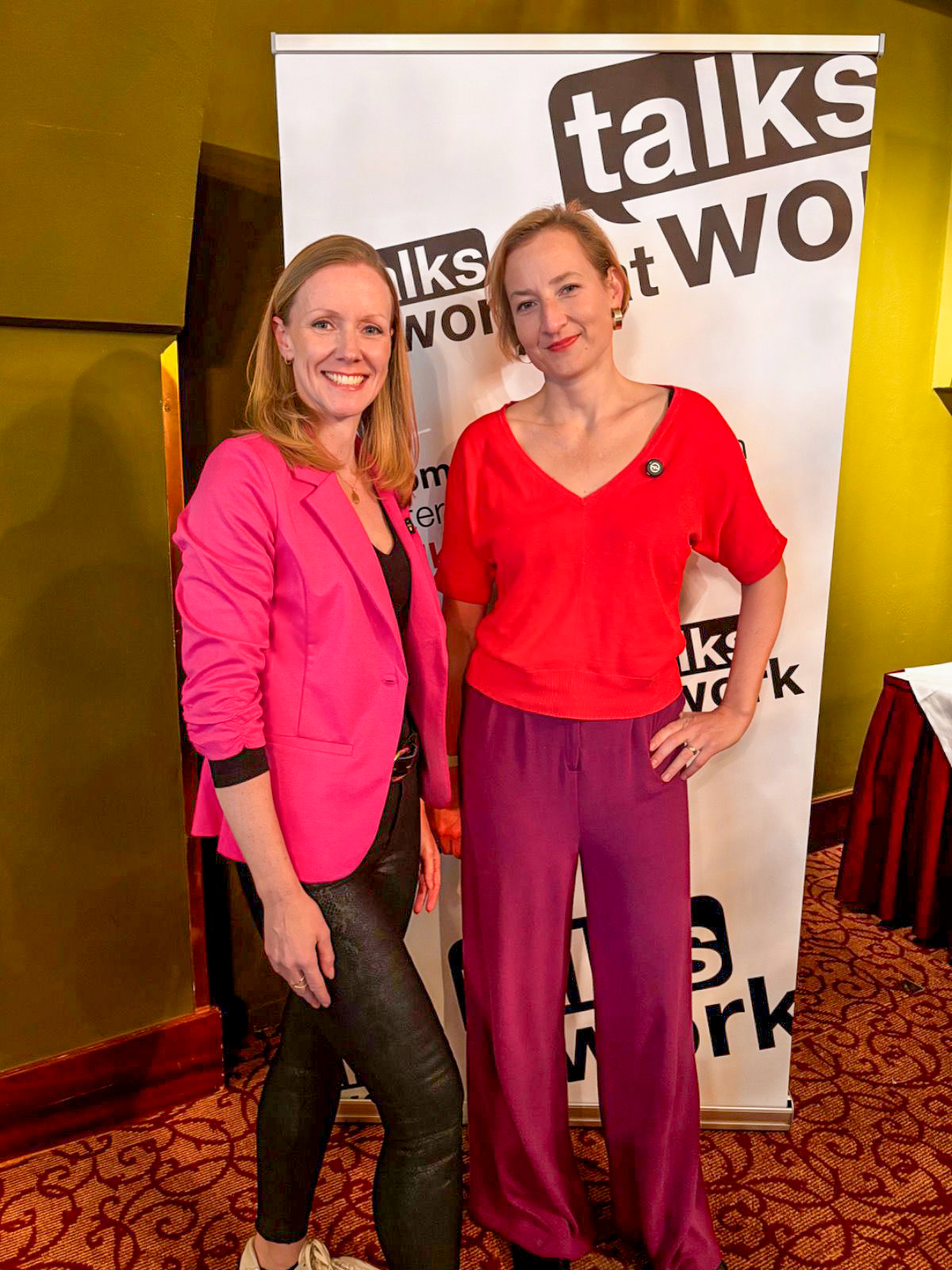Mitarbeiter-App Margit Wickhoff und Susanne Haring beim Kaffeeplausch.